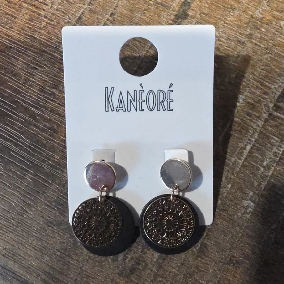 Kanéoré Black and Gold Earrings - Picture 3 of 3